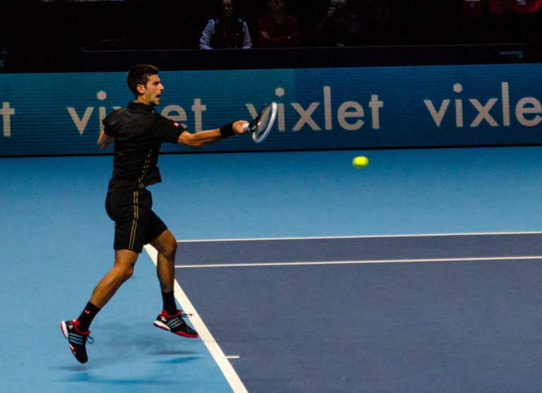 Coup droit tennis 4 étapes pour performer (Guide illustré)