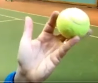 Lancer de balle service tennis main