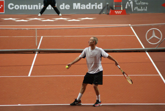 comment servir au tennis appuis