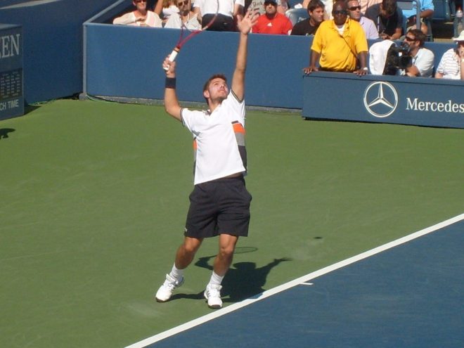 service au tennis physique